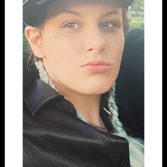 Meet your Posher, Sarah Murray from Vancouver, BC CANADA - Picture 8 of 10